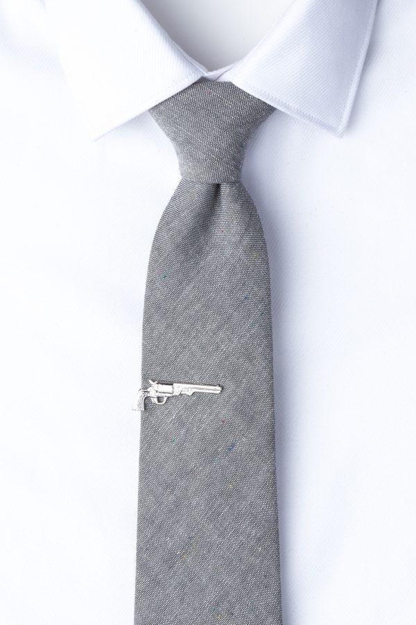 nyakkendőtű_ezüst_pisztoly