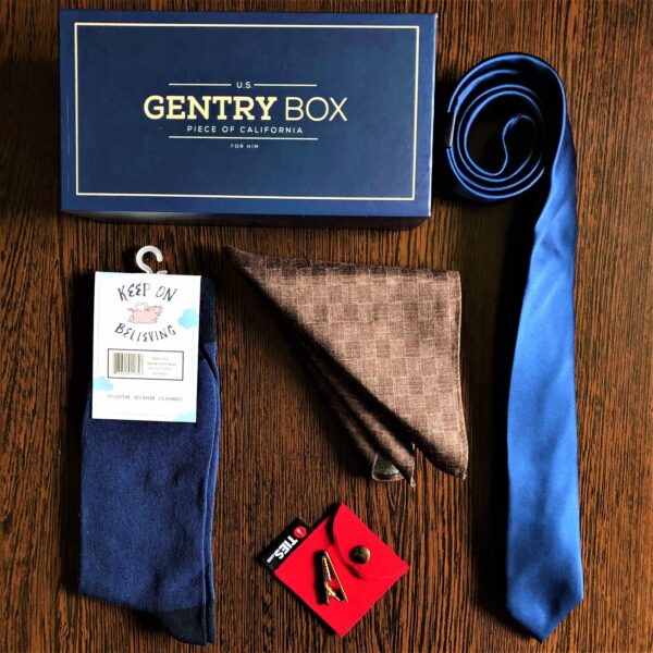 kék nyakkendő, díszzsebkendő, nyakkendőtű, hajtókatű, kitűző, zokni_díszdoboz