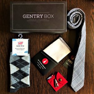 szürke nyakkendő, díszzsebkendő, nyakkendőtű, hajtókatű, kitűző, zokni_díszdoboz